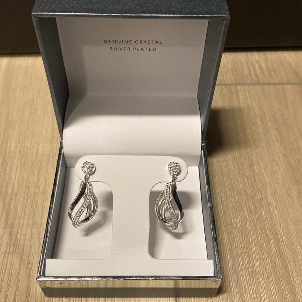Essentials earrings in excellent condition